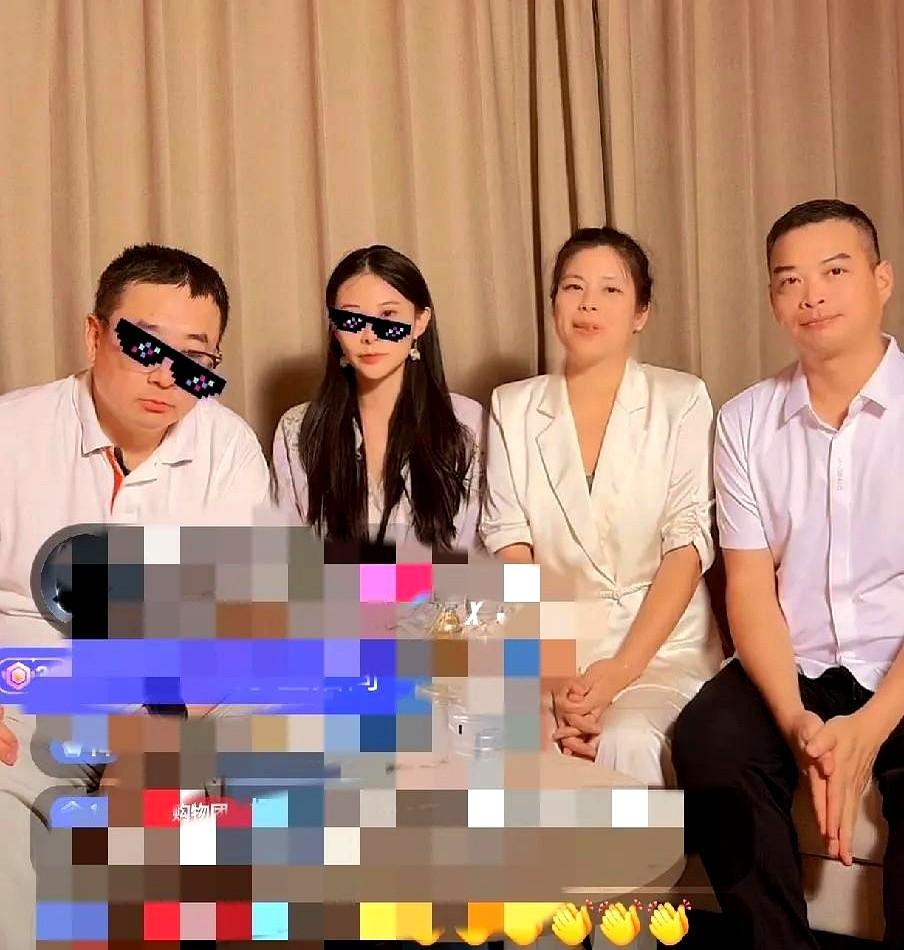 四宝开播了，看他们高兴的样子 ，今天的会应该不会差
不过今天现场还出了个小插曲！
