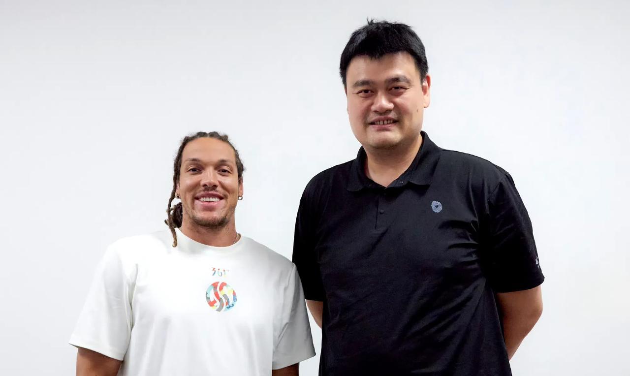 心情舒畅！姚明瘦了不少！
姚明又与NBA球星碰面了，这一次是掘金队球星阿隆-戈登