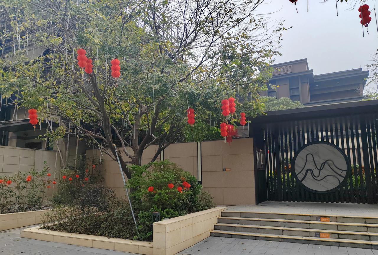 我的生活太宅了！除了买菜，活动的范围基本限制在小区里。
想打球去小区的网球场，足