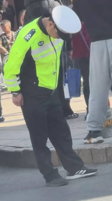 真尴尬了，一个交警值勤，过往的人都乱看他还偷偷的笑，交警也蒙了，别人为啥笑他，当