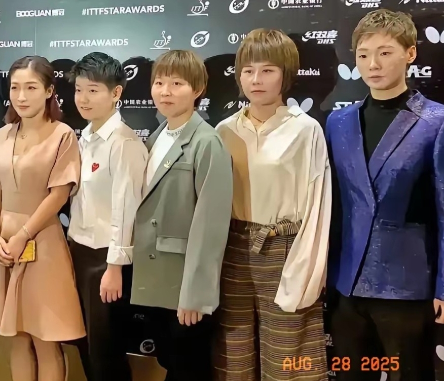 褪下运动装，换上了时装。
国乒“五朵金花”王曼昱、陈幸同、朱雨玲、孙颖莎、刘诗雯