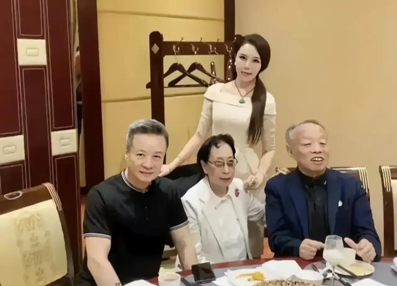 原外交部长李肇星夫妇与亲家、著名歌唱家阎维文在酒店相聚的照片。画面中，李肇星虽已