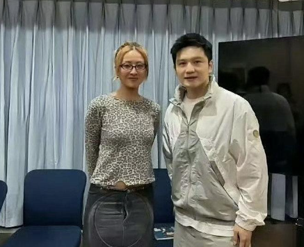 毫不夸张，这条裙子我看了三遍，至今我还怀疑陈奕迅老婆是不是穿反了？