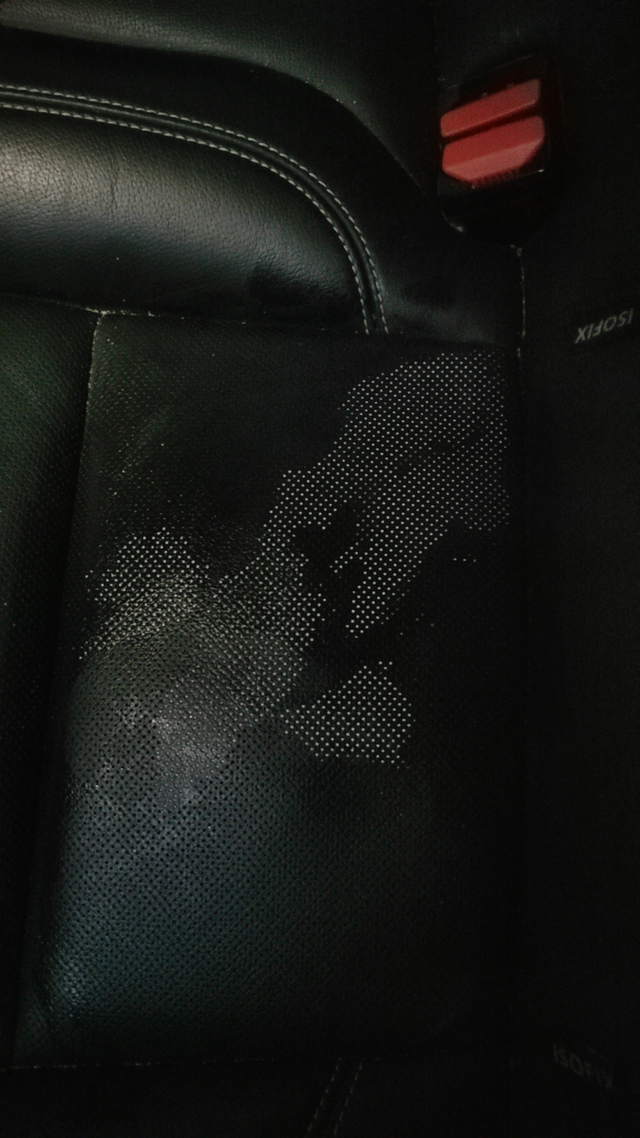 座椅有冰淇淋水渍怎么处理
有懂的吗，在线求解