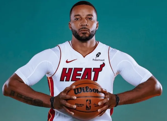 快船这是裁员裁到大动脉了吗？
快船没有鲍威尔这个最稳定的得分点，现在进攻真的是太