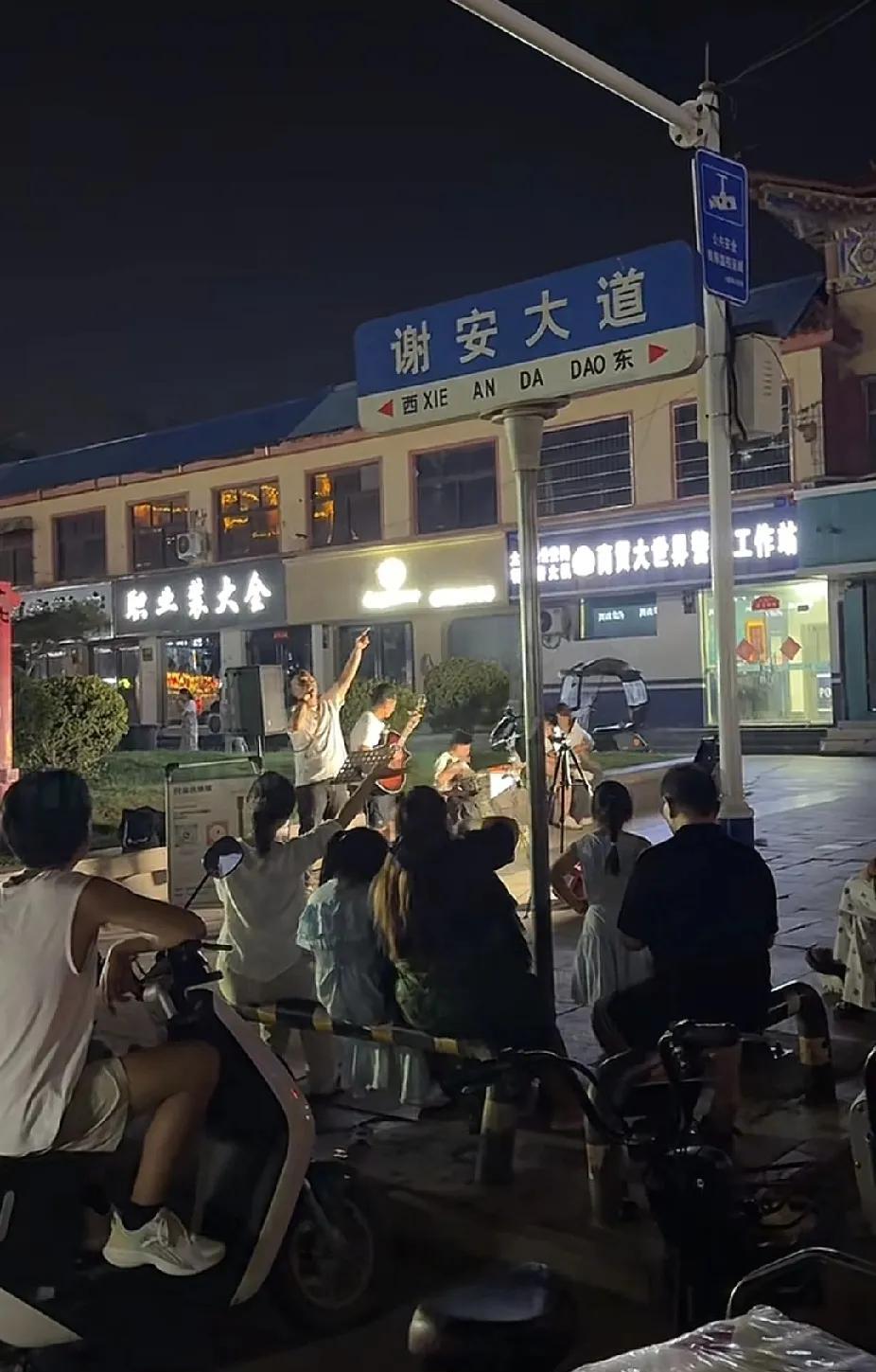 人到中年感觉特别孤单，满腹的心事想找个人倾诉。好想找一个可以敞开心扉聊天的人。