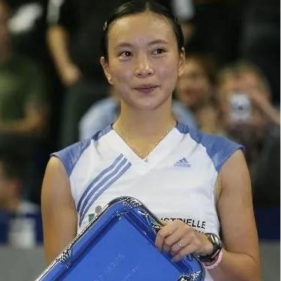 1999年，四川一女孩拿到世界冠军后，被教练踢出国家队。谁知4年后，她加入法国籍