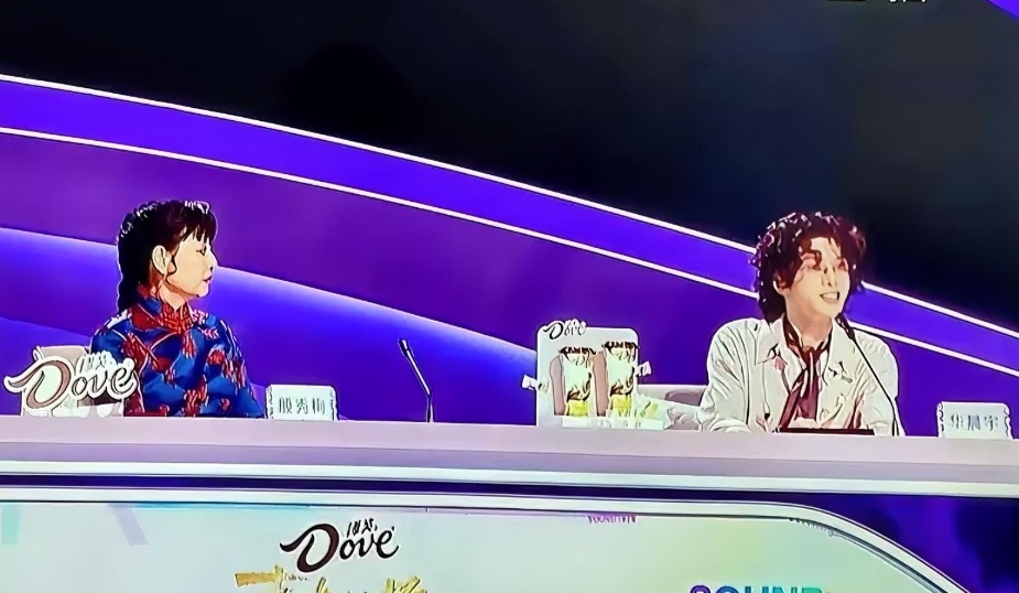 华某某竟当评委，还和殷秀梅同框😱
 
家人们！刷到个离谱的事儿，我直接看傻了！