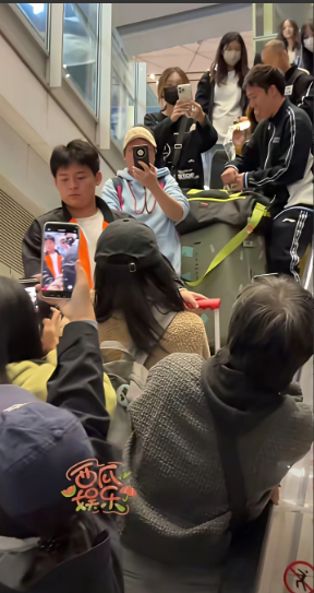 小石头这待遇也是厉害了！[赞][大笑][捂脸]
回到北京的小石头，不仅收到了许多