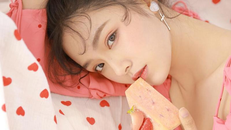 主人的自我修养（韩美姬吴良）主人的自我修养吴良韩美姬：明日花奈奈穿着洁白婚纱，戴着头纱，手拿满天星捧花