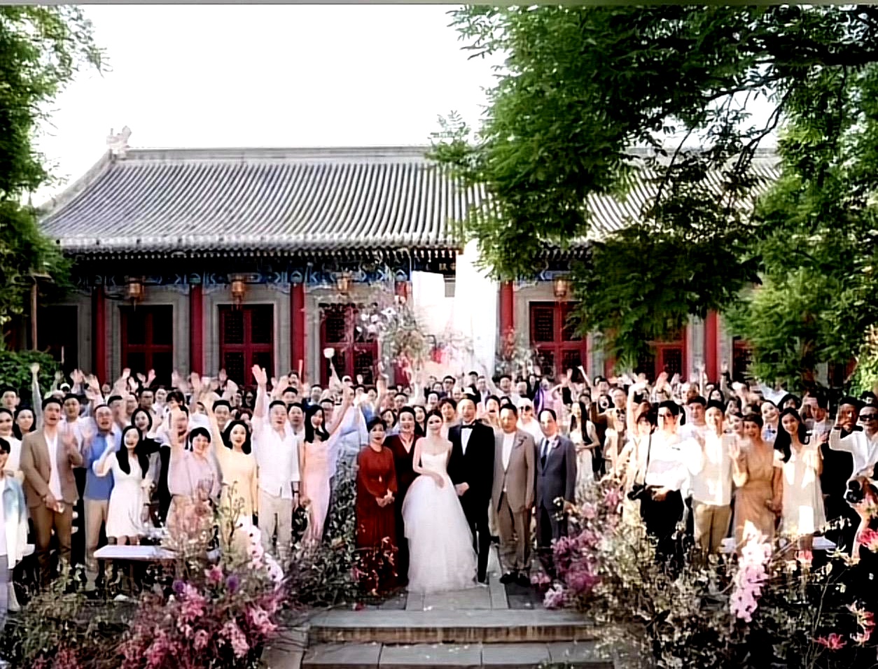 相较于单纯的仪式，婚礼更像是一场关于生活理念和情感连接的盛宴。每一个细节都在传达