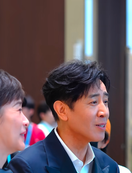 于和伟年轻时长得不咋地，
怎么老了越来越有味道了！？