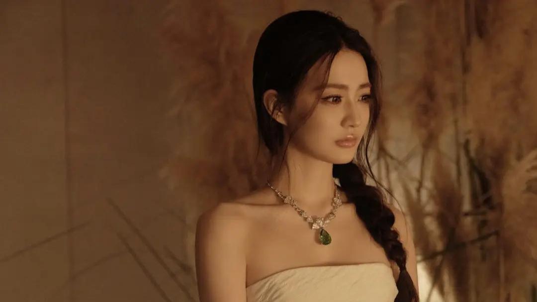 徐璐惊艳亮相昆山晚宴，白色渔网裙引全网关注