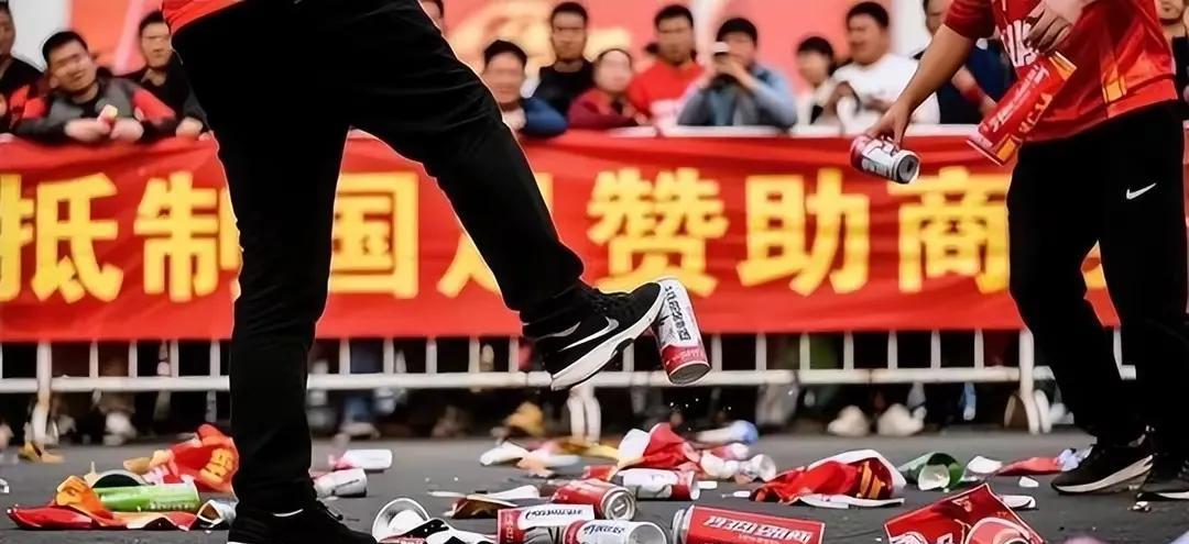男足赞助商接连撤离，仅剩 1 家！球迷：早该如此！
随着耐克、平安保险先后退出，