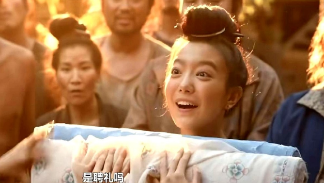 《长安的荔枝》阿僮对李善德一往情深。

李善德送了三匹衣料给阿僮，这姑娘当着众人