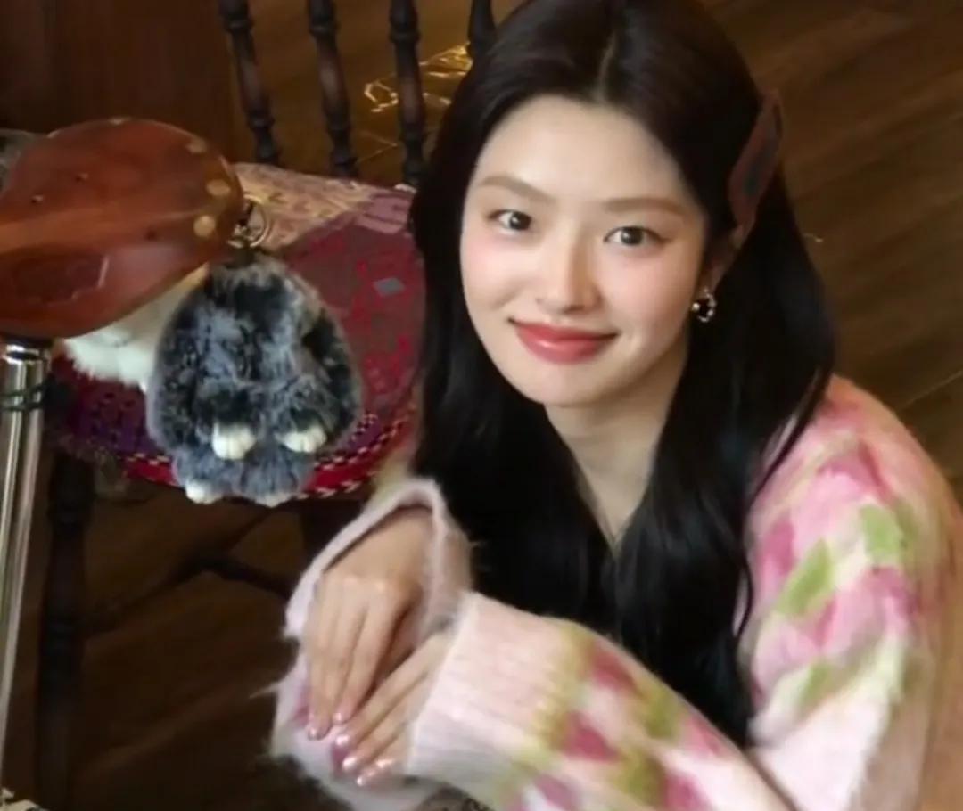 我们小徐是内娱少见的单眼皮大美女 可能长相和大众审美不同 甚至因此被嘲单纯是资源