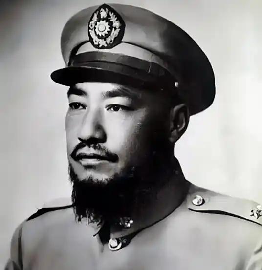 他活埋了5000红军，逃往国外安享晚年，几十年后国内竟还有人纪念他！
1949年