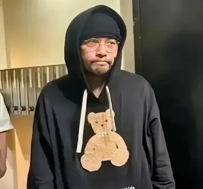 我曾怀疑过周杰伦会塌房
也曾想过他会隐退养老
万万没想到，他的病居然这么严重了。