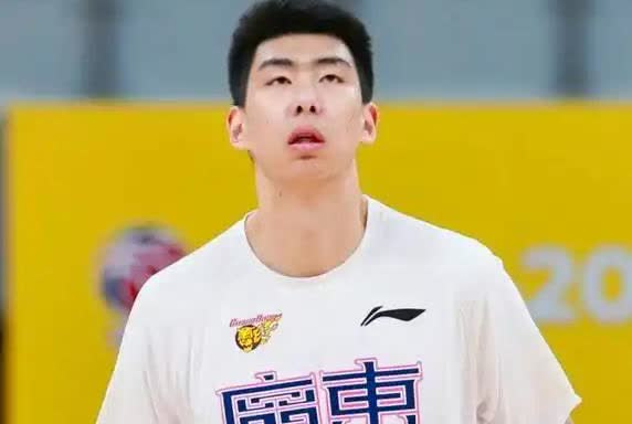 7年前杜锋的金句名言，正中现在的他眉心。“尤纳斯教练不说你，但是你一赛季总共出场