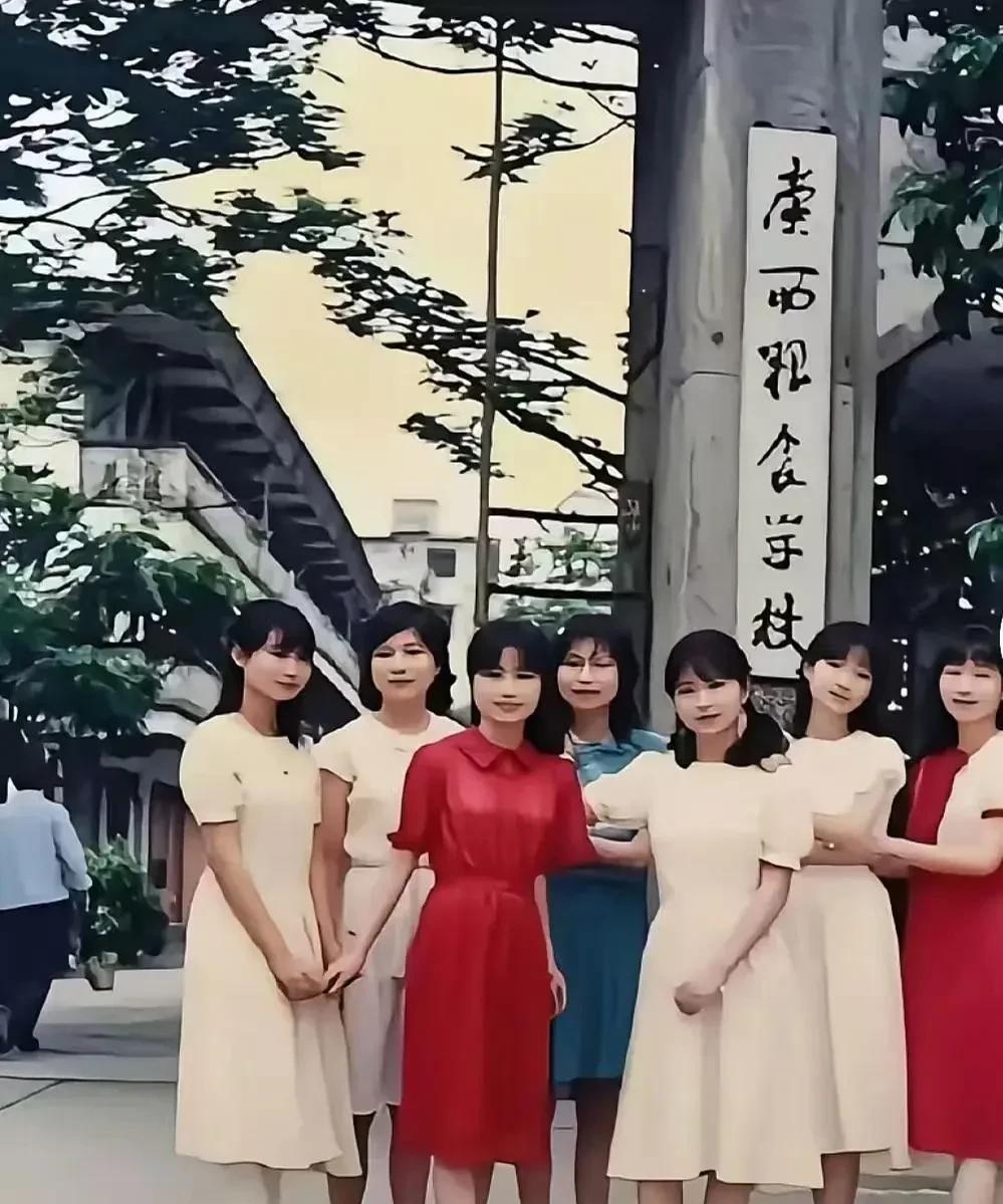 八十年代，几名中专女生在学校门前留下了一张珍贵的毕业合影。
八十年代的中专文凭，