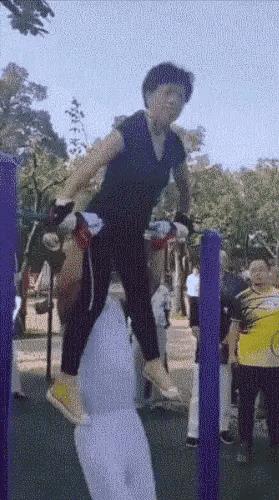 群魔乱舞的国民党
     韩国瑜窜访日本，严重违反了一中原则；在日本全程点头哈