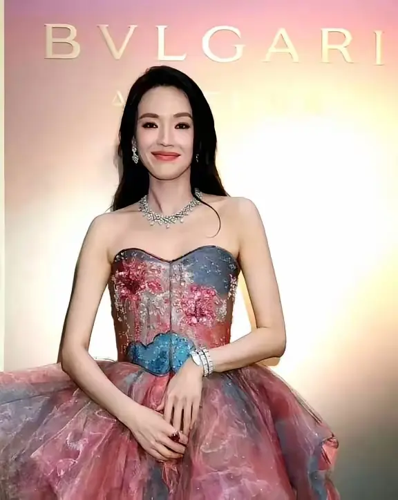终于知道舒淇为什么能一直保持那么好的身材，原来是她常年根本不吃主食。
​舒淇平时