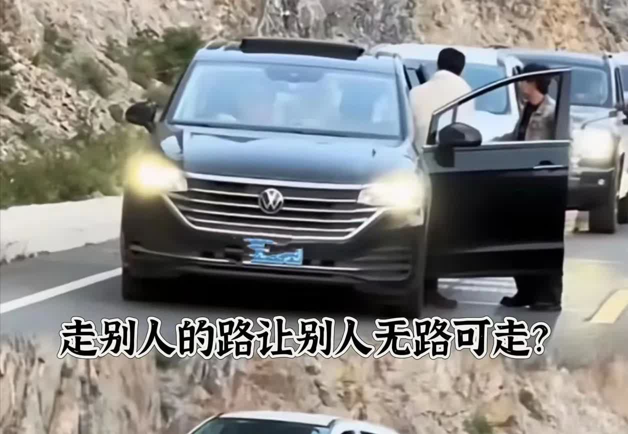 吵翻天了！独库公路白车超车被堵，引发了冲突！开车陋习真让人受不了。
在独库公路