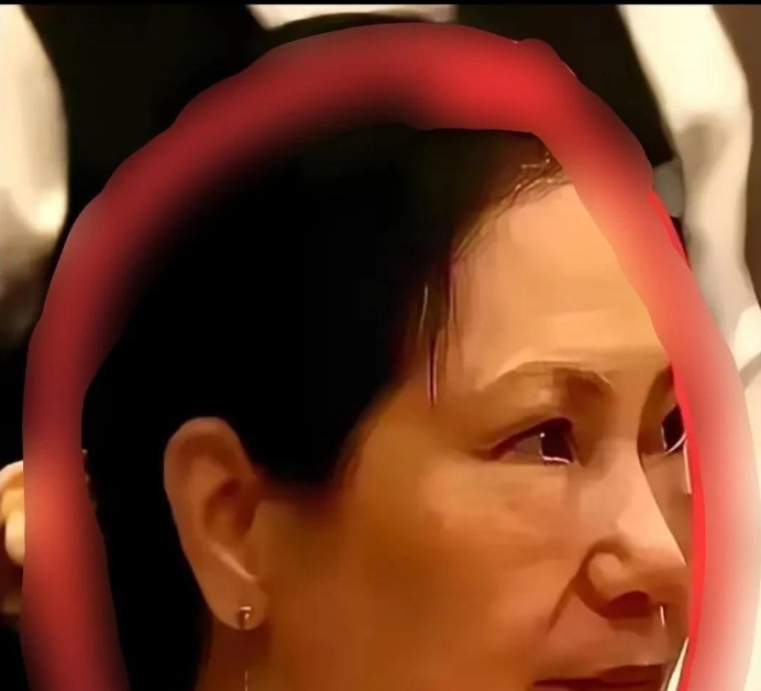 S妈站在小区门口望着远去的车尾灯，双手死死攥着衣角。

监控录像里，玥儿低头专注
