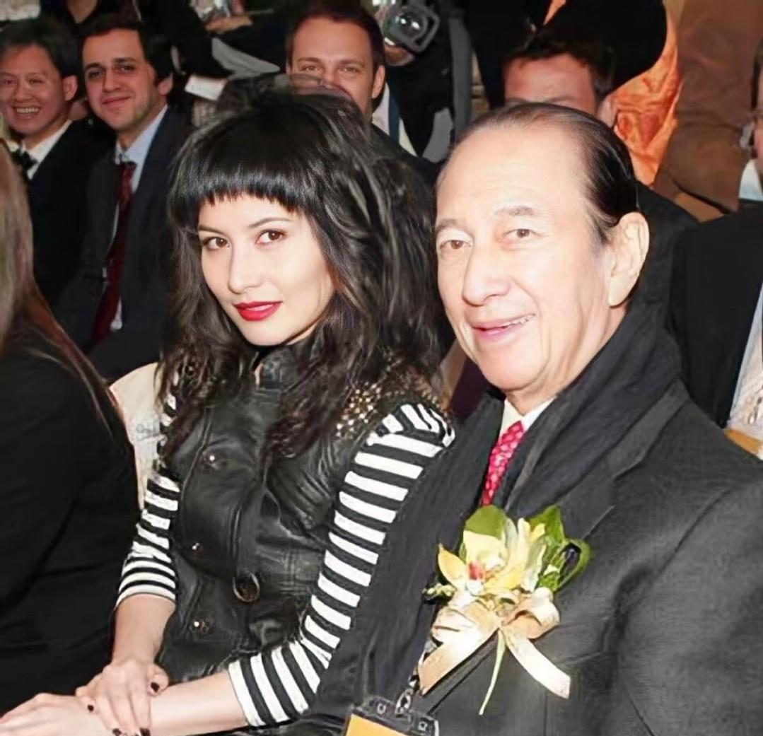 何超仪上王伟忠节目说自己爸爸不止四个女人，但是都被打跑了，所以现在只有四个。
具