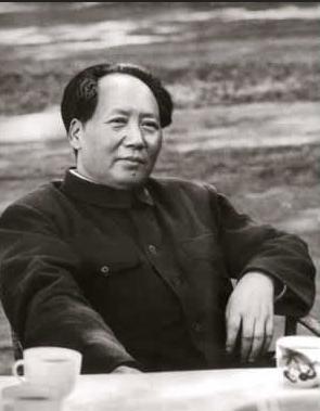 1950年，铁匠朱其升看到家家户户挂毛主席像，偷偷对妻子说道：“其实，毛主席是我