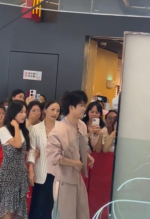 梓渝听见粉丝叫“梓渝老婆”时的反应太可爱了，脸微微一红，连忙用手给粉丝做嘘声的动