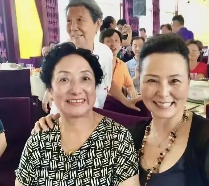 事实证明，雍西离开这个世界的时候，确实没遭罪呢，因为2024年还出门玩跟粉丝合影