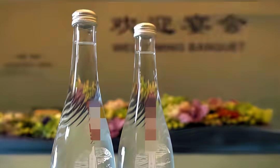 九三阅兵宴会好特别，
连矿泉水都那么漂亮大方，
这矿泉水居然用的是玻璃瓶，
看起