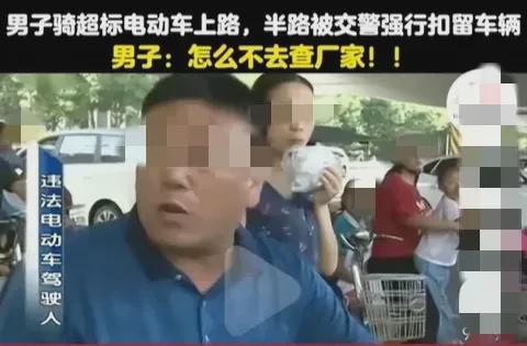 河北石家庄，一男子骑电动车送女儿上学途中，被交警拦下。早上，阳光照在脸上，暖洋洋