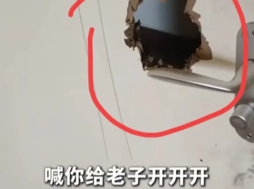 近日，重庆一家长，做好饭，多次喊孩子吃饭。结果孩子躲在房间不出来，家长怒火中烧之