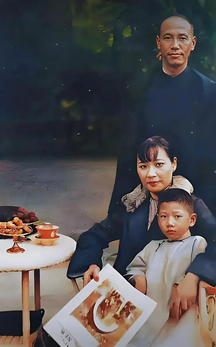 猛一看，这个小孩子与抱着她的女士很像，难怪在民国期间，就有传闻说，他们的关系是母