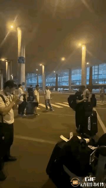 有广厦自媒体发出球队落地北京后无人接的视频，称队员们想回酒店早点睡觉都不成，有图