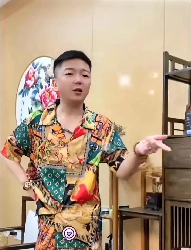 王某人说天佑结婚随3万，因为总去锦州，天佑没少给流量，粉丝骂随的太少。 
王某人