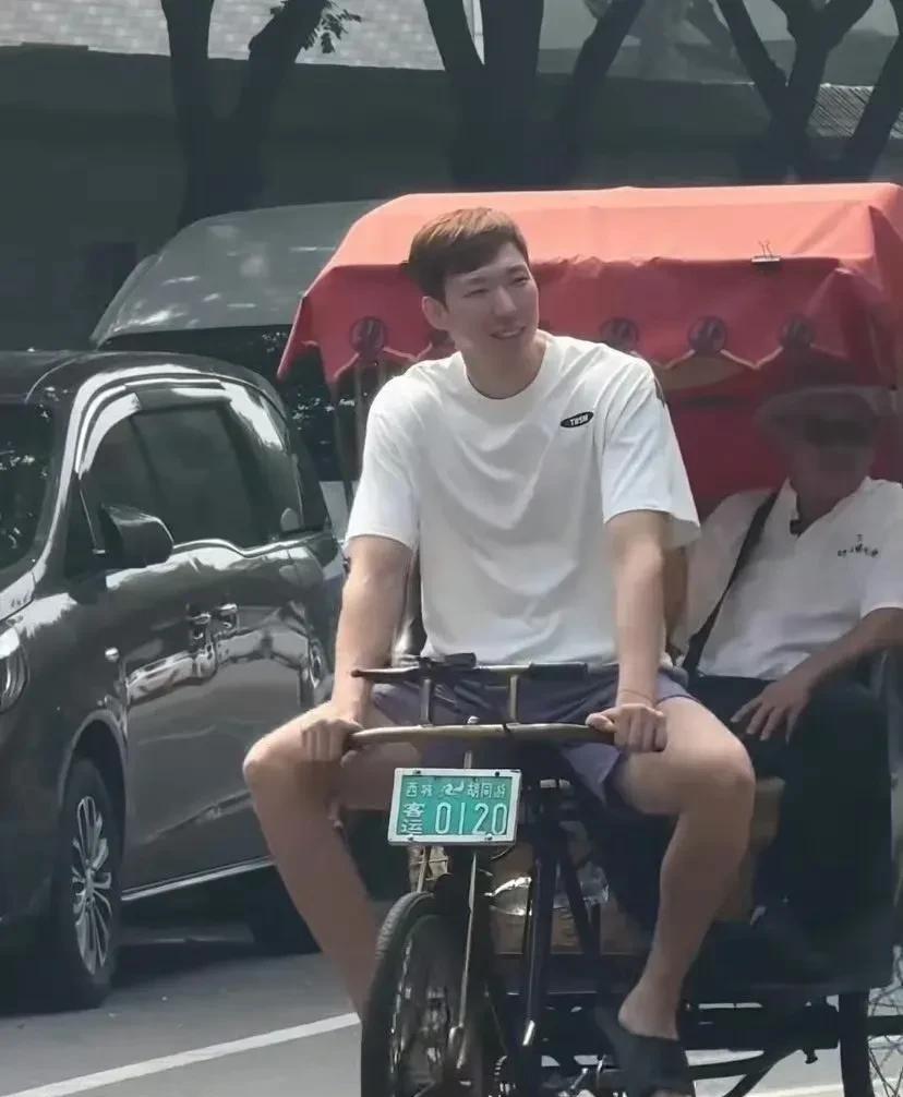 周琦北京街头等黄包车，悠闲自在！
周琦自从加盟北京后，感觉整个人都表变精神了，加