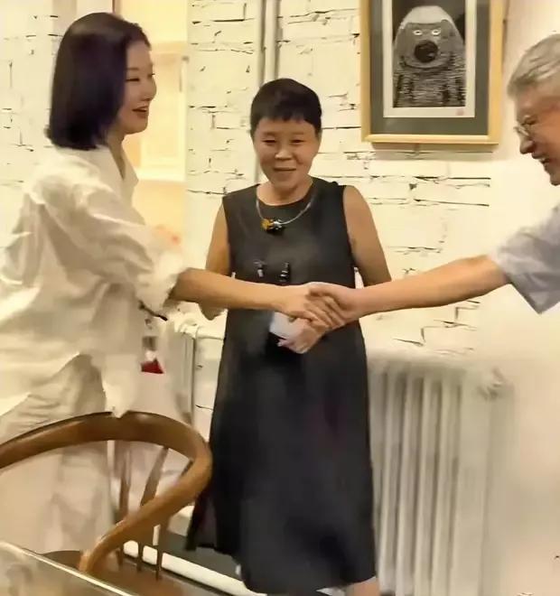 58岁的宋祖英惊艳亮相私人聚会！ 穿一身白色棉麻套装，剪了齐肩短发，气质逆天，一
