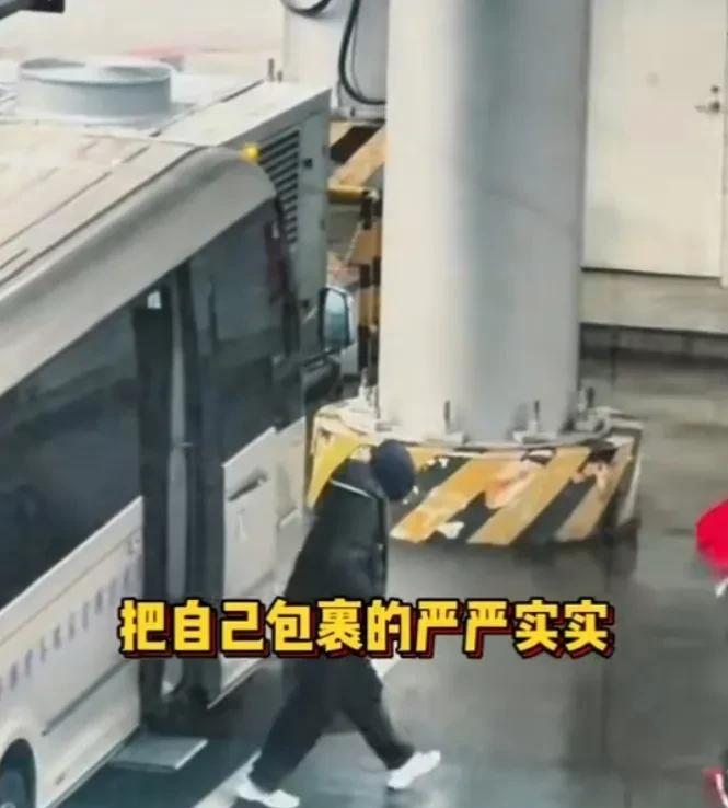 这是王曼昱今天乘机回家的画面。
图中的曼昱把自己裹得严严实实，她的行李由工作人员
