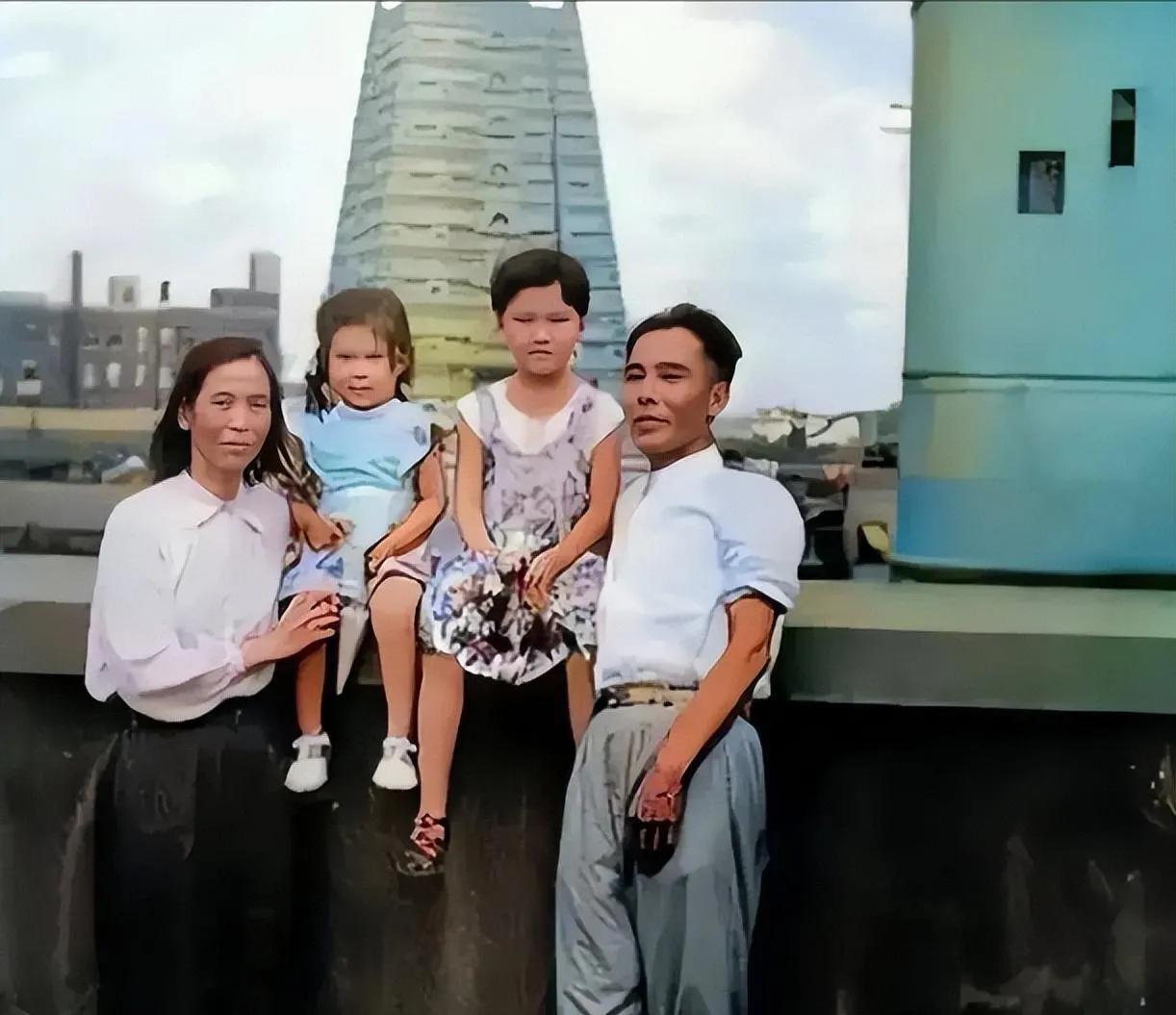 1949年，陈毅元帅担任市长，贺子珍回到上海时的一张照片。她身穿白色衬衣，黑色长