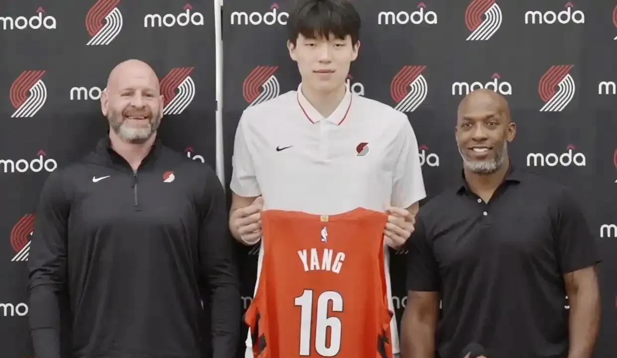 只要首场比赛不得零分就行。
千呼万唤始出来，
12日杨瀚森终于要亮相夏季联赛。