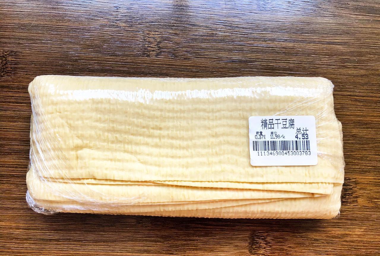 我买了一斤精品干豆腐，竟然被人羡慕。我们小城收入太低了。
超市里平时卖的干豆腐有