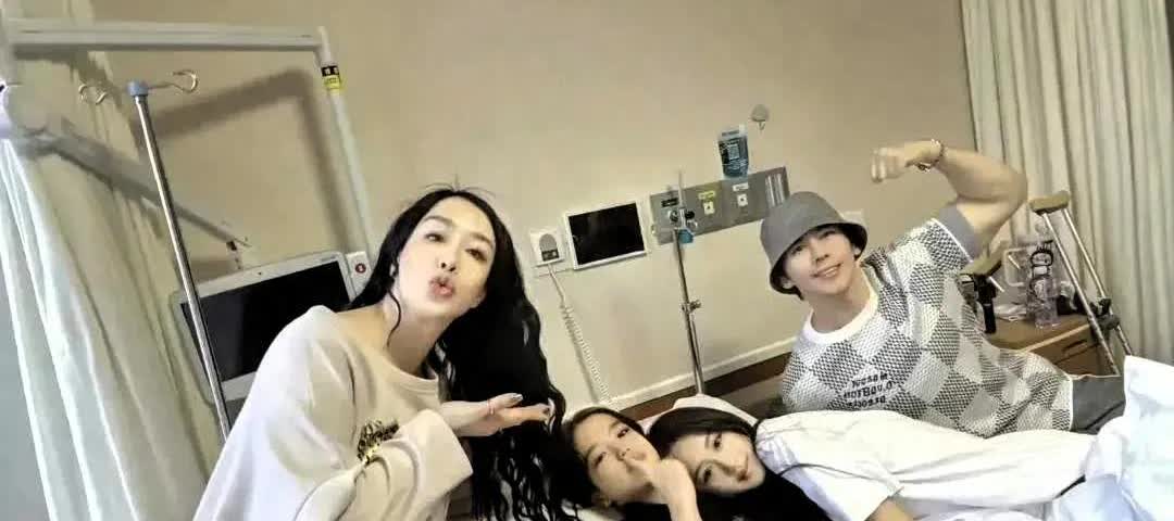 钟丽缇和小12岁的老公张伦硕结婚后一直很恩爱。最近她发动态说大女儿张思捷做了膝盖