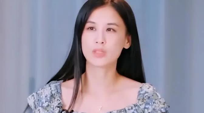 黄圣依说，
她前几年一个人带孩子回上海娘家的时候，总是被她妈问：“杨子呢，杨子