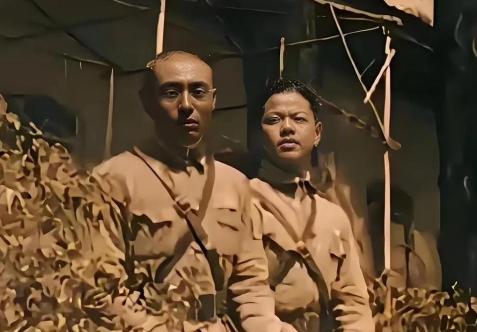 请你停留3秒钟，为这对父子献上一朵鲜花吧！这张照片是父子俩在1938年徐州会战前