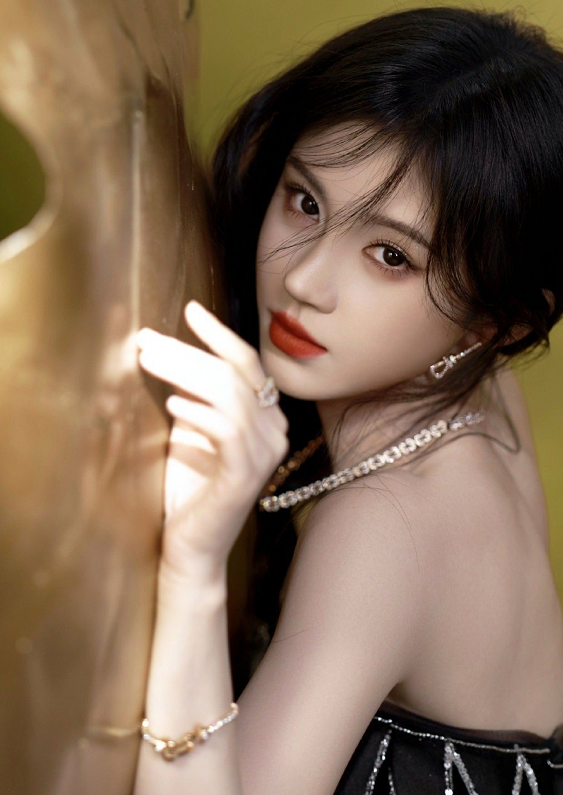 鞠婧祎的蛇女妆造，这状态不要太好！