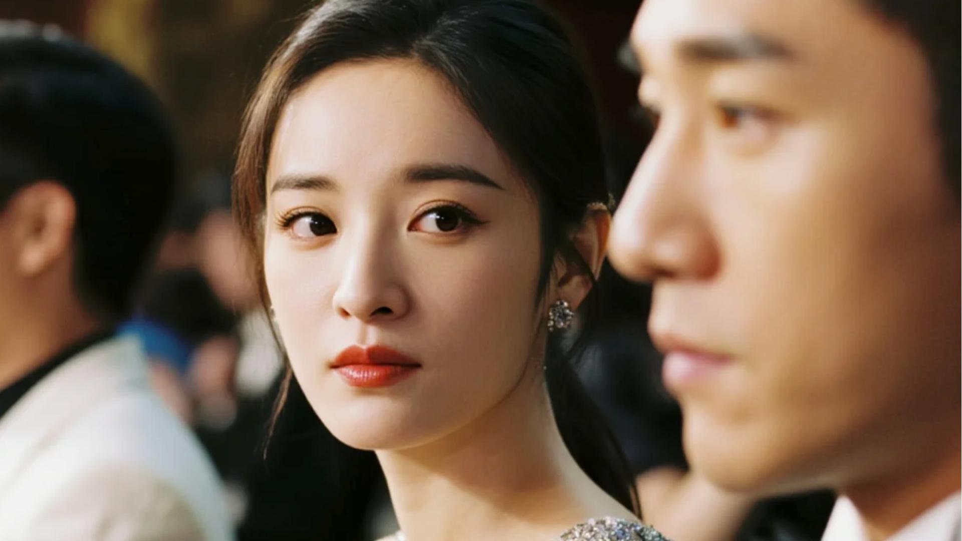 窗帘后白裙扑怀，她当场泪崩冲出，影帝追两步又退，体面碎成玻璃渣