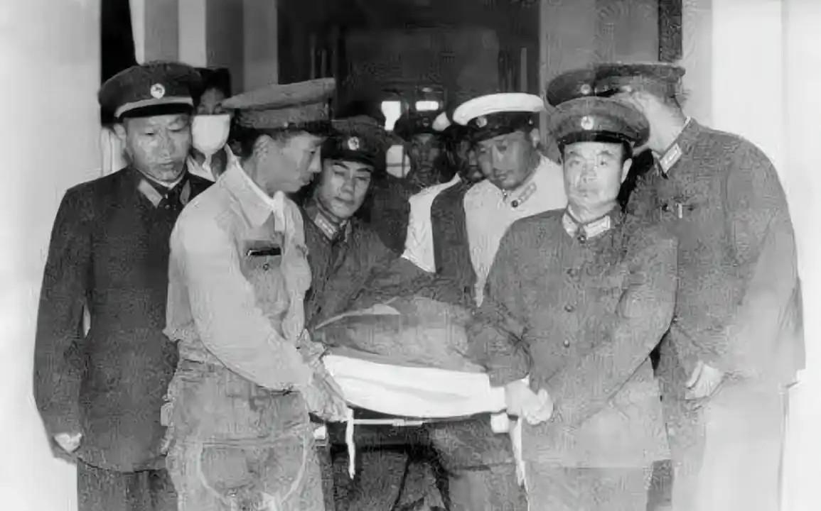 1958年，结婚仅24天的空军英雄杜凤瑞告别妻子，随后在福州空战中击落两架敌机后
